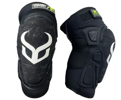 Demon Hyper Knee X V5 Vorderansicht Knieprotektoren für Snowboard und Ski